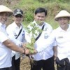 Plt Bupati Kuningan, Dede Sembada, meninjau tanaman kacang  kedelai di area lahan bekas galian pasir Desa Cibulan